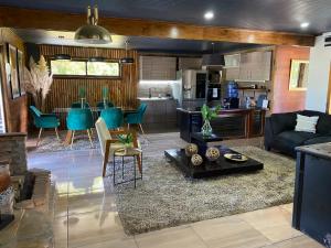 Casa con Piscina y Cama elástica