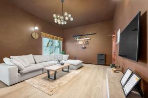 Free housekeeping visits during your stay - StayShort - 1 Bedroom in Al Garhoud Perfect for 2