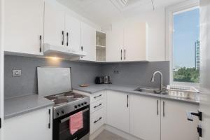Free housekeeping visits during your stay - StayShort - Contemporary 2-Guest Apartment in Barsha Heights