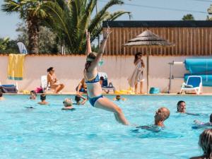 Mobil-home 32m² avec terrasse - 3 chambres, 6 personnes - API-1-52-1437