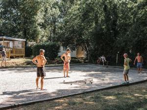 Mobil-home 32m² avec terrasse - 3 chambres, 6 personnes - API-1-52-1437