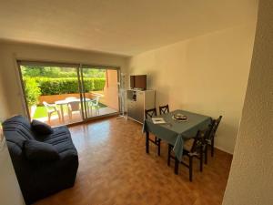 Appartement T2 Rez-de-chaussée avec Terrasse - FR-1-837-79