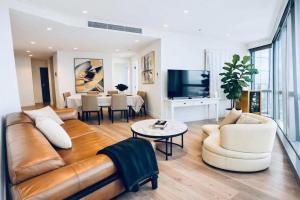 Skyline Executive 2BR Suite Level 66 Corporate-Ready Next to Ritz