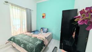 Homey Guesthouse near Tunjungan Plaza Syariah