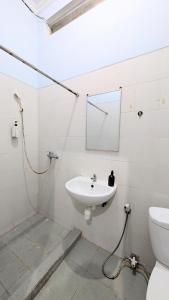 Homey Guesthouse near Tunjungan Plaza Syariah