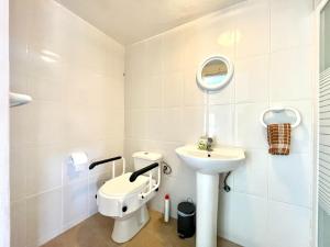 Cave Houses Ed, Yara and Nadieh with PRM facilities