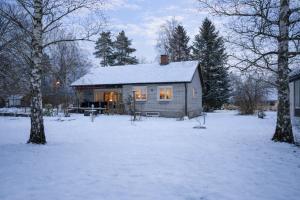 Central Holiday Home Villa Sol in Mörlunda near Lake and Supermarket