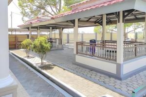 OYO 93051 Wisma Syariah Buloe Near Lapangan Abubakar Lambogo Batili Enrekang