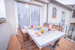 Terrasse et parking a 500m de la Cite AR