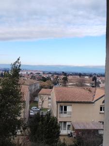Terrasse et parking a 500m de la Cite AR