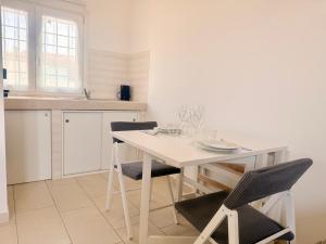 Azure Oasis with parking near the airport & beach