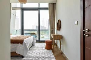 Varen Private Room in Shared Burj Vista Apartment
