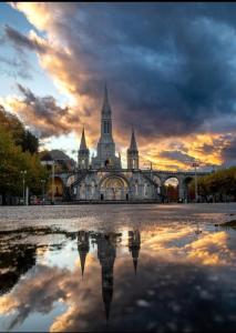 Appartement lesprit de Lourdes, proche sanctuaire et gare, vue sur le château