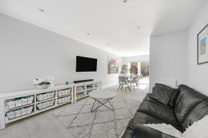 Spacious and Elegant Home with a Beautiful Garden