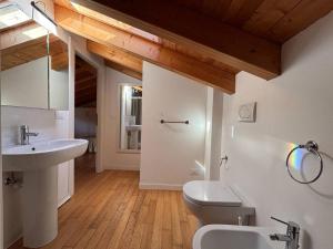 Recently built flat with pool and balcony