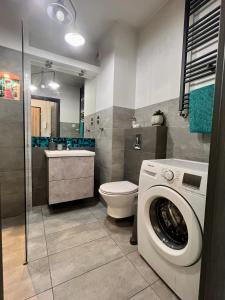 Roztocka studio, free parking, 1 tram to the city & PGE National Stadion, by Cosmo Spirit