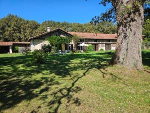 Maison pour 8 personnes sur grand terrain arboré