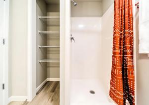 Cozy Micro Suite Unit 13 Sleeps 2 Minutes to Downtown