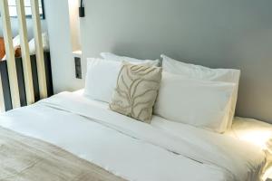 Bright & Modern Studio in Central Psyri King Bed