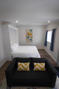 Cozy Cove Retreat, Private Suite with Separate Entrance Near Friday Harbour, Barrie & Lake Simcoe