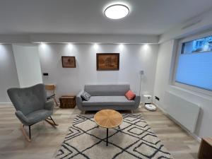 Petite maison indépendante avec garage attenant