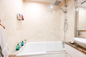 Spacious 2 bed home, Sleeps 5, with Parking & Games