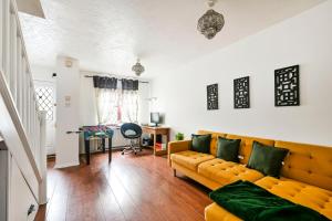 Spacious 2 bed home, Sleeps 5, with Parking & Games