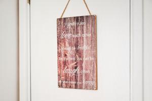 Spacious 2 bed home, Sleeps 5, with Parking & Games