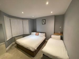 Huge 6-Bedroom House in Greenwich, Sleeps 12