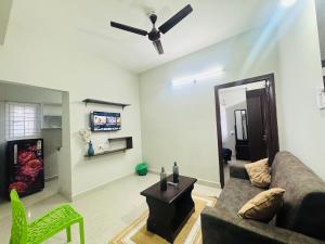 Homely Escape 1BHK Flat near AMB Mall Kondapur