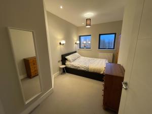 Top floor 2 bed flat 4 min walk to docks