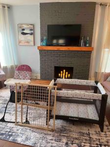 5BR Family Victorian Walk2Falls KingSuite Gameroom