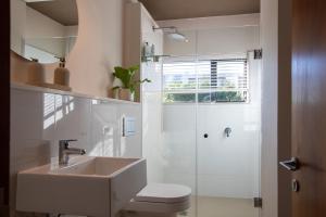 Luxuriöse Villa mit Meerblick, Pool und Stadtnähe