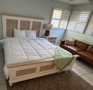 Indian Rocks shaded Retreat, walk or bike to Beach