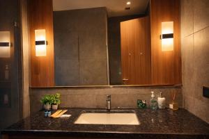 A Premium Luxury Apt with Balcony - Stayflix and Chill