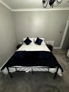 Central Near Hospital 2 Bedroom - Sleeps 4 - Self Check In - Fully Furnished