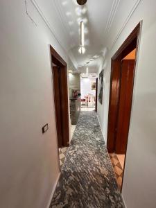 شقه مفروشه بعباس العقاد فرش فندقي بها جميع الخدمات