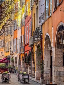 Appartement place aux aires en plein centre historique de Grasse