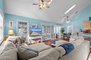 Family friendly 3 BR and 2 BA house by beach