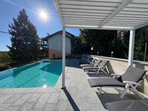 Relais Portaluna delle Langhe, Private Estate with Pool, 7 Bedrooms, Sleeps 18, Vineyard Views