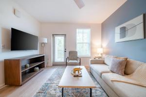 Landing Stunning 1BD Pool