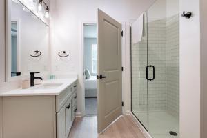 Landing Stunning 1BD Pool