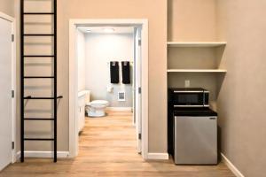 Cozy Micro Suite Unit 1 Sleeps 2 Minutes to Downtown