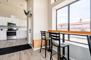 Cozy Micro Suite Unit 1 Sleeps 2 Minutes to Downtown