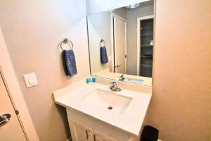 Cozy Micro Suite Unit 1 Sleeps 2 Minutes to Downtown