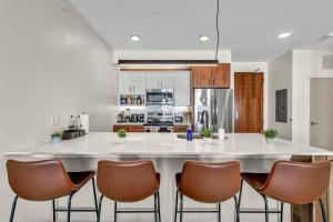 Clev Clinic & CWRU w Balcony Gym Parking WD