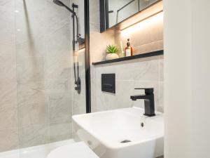 Equinox 5 mins from Victoria Station