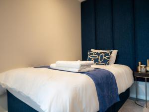 Equinox 5 mins from Victoria Station