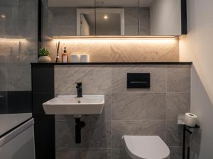 Equinox 5 mins from Victoria Station
