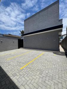 Sobrados Novos em Caraguatatuba perto da praia, Wi-Fi grátis, Churrasqueira privativa, Pet friendly e Estacionamento